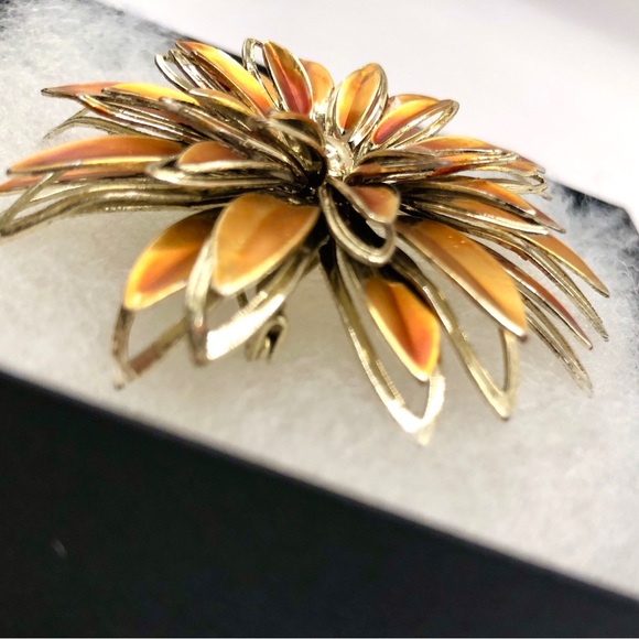 Sarah Coventry Gold and Orange Petal Brooch - Picture 2 of 5